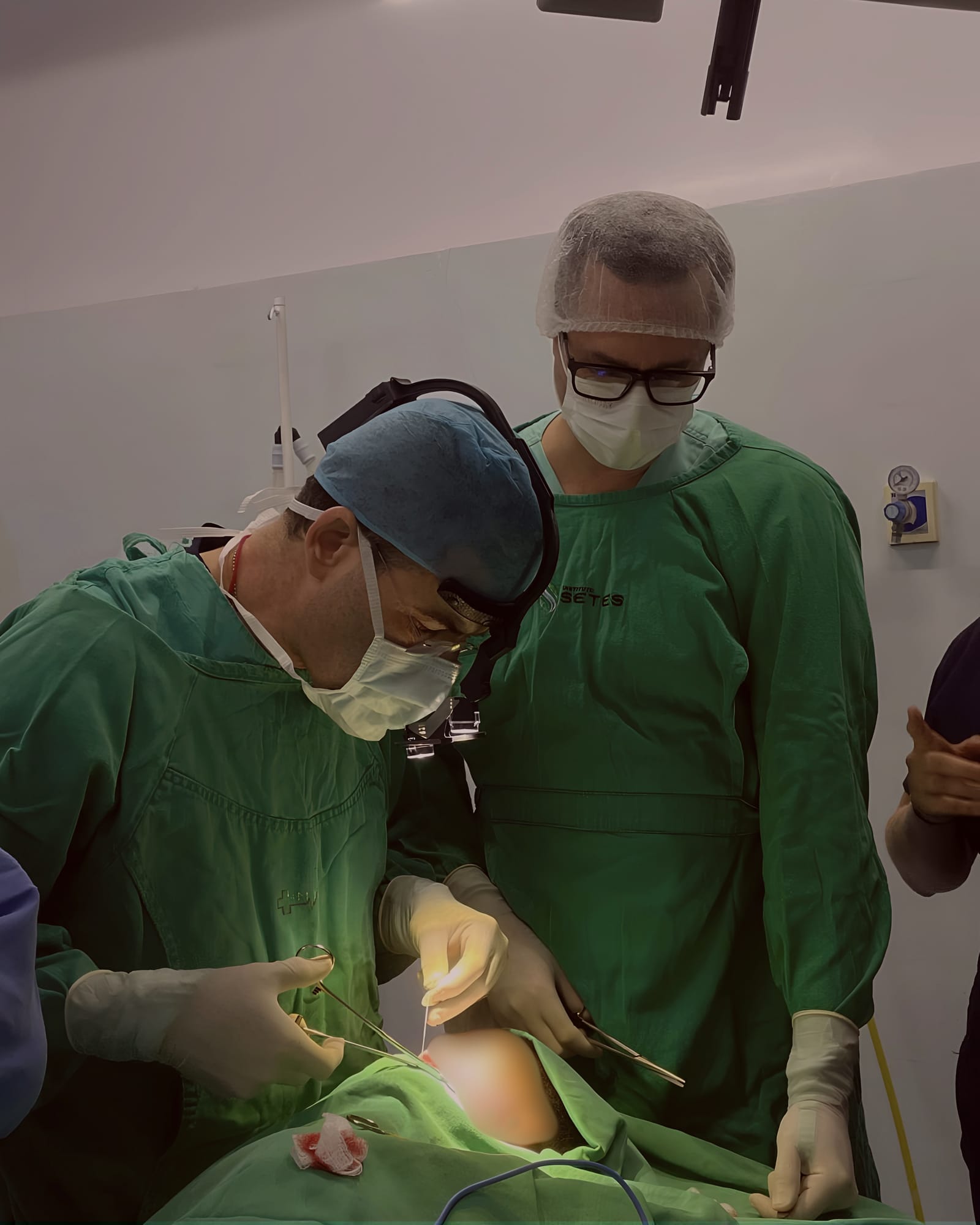 Equipe em centro cirúrgico durante atividade prática em saúde.