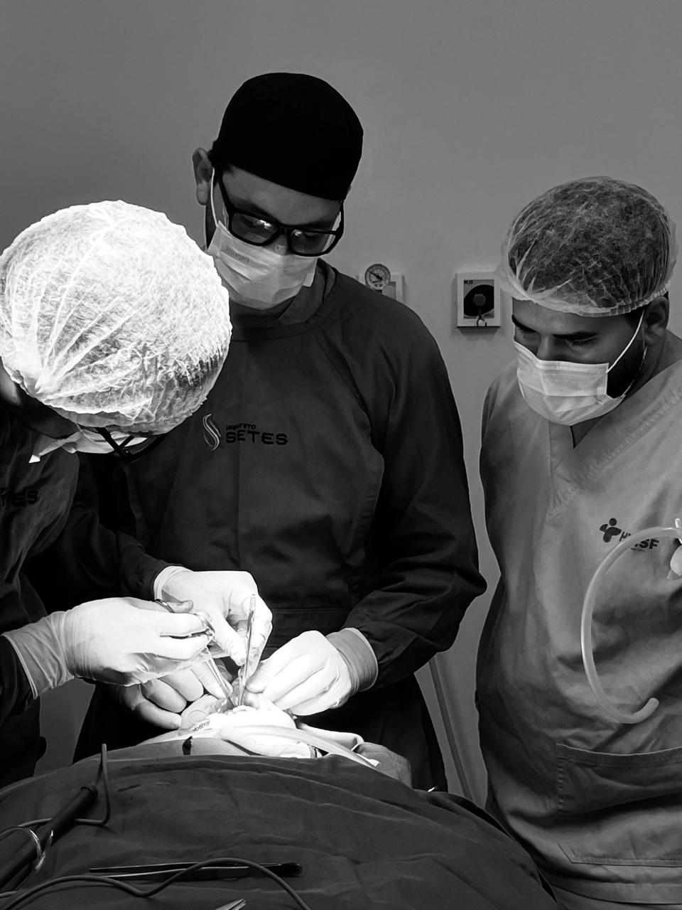 Equipe em ambiente cirúrgico durante atividade prática em saúde.