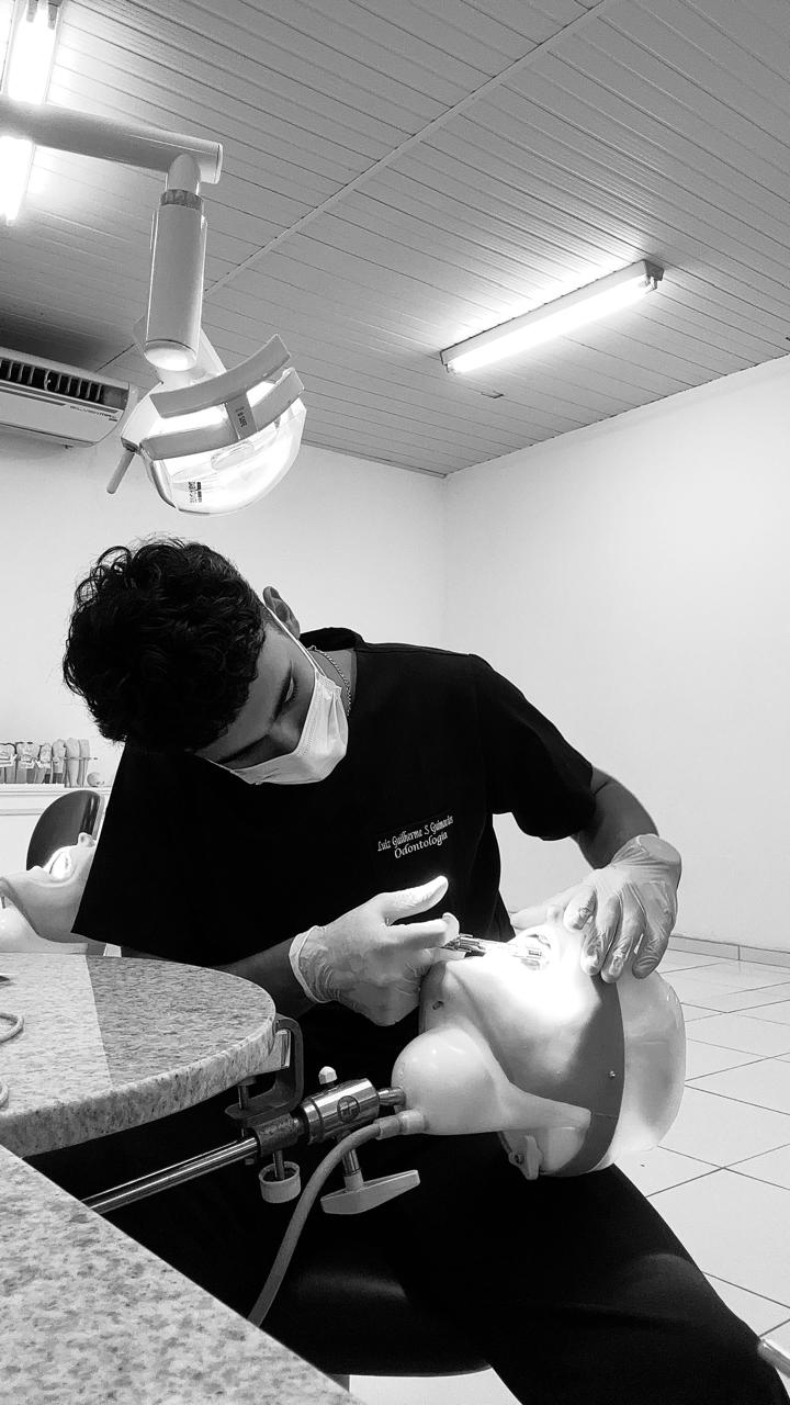 Treinamento prático odontológico realizado em manequim.